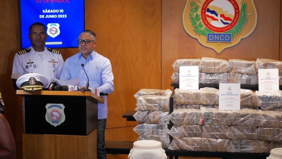 Detienen dos hombres que transportaban 240 paquetes de cocaína
