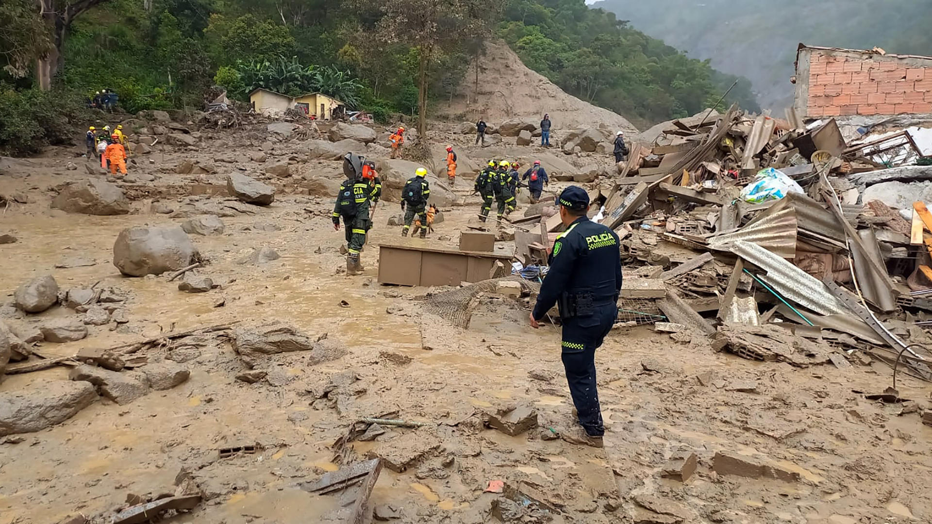 Sube a 14 los muertos por la avalancha en el centro de Colombia