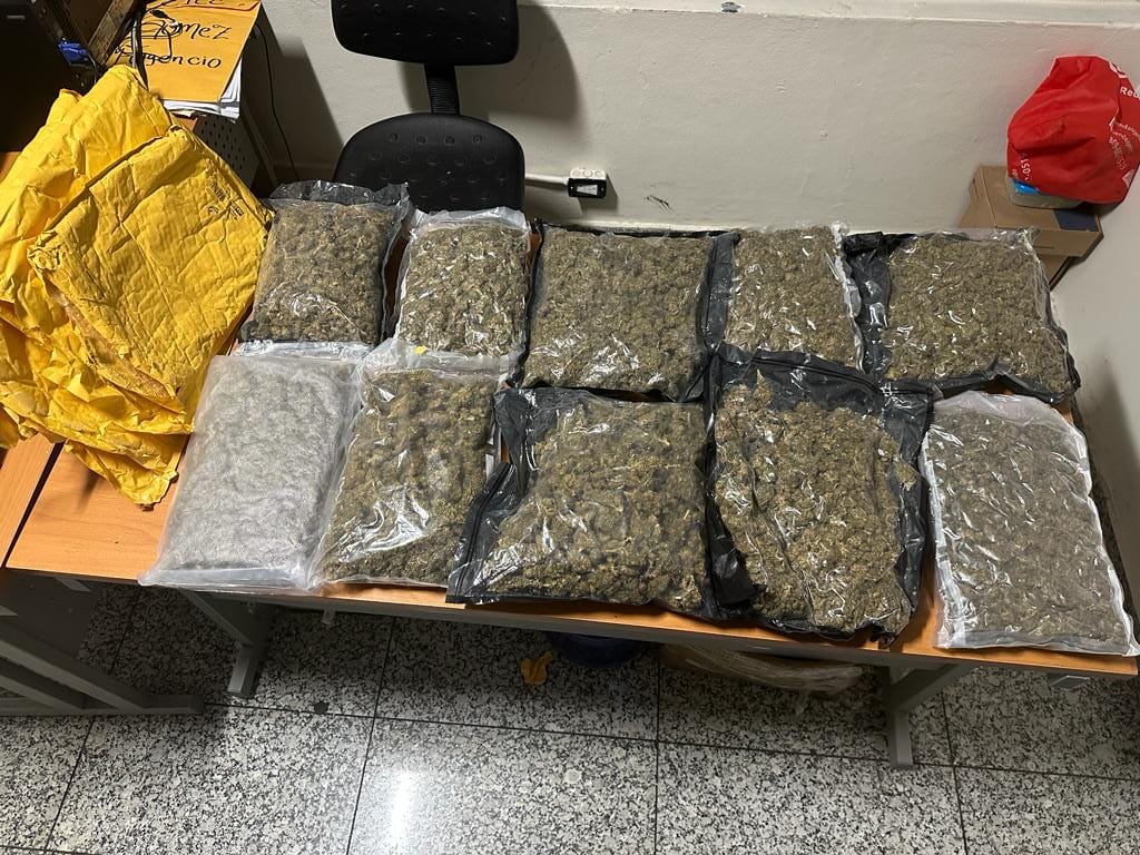 Autoridades ocupan 10 paquetes de marihuana en el AILA