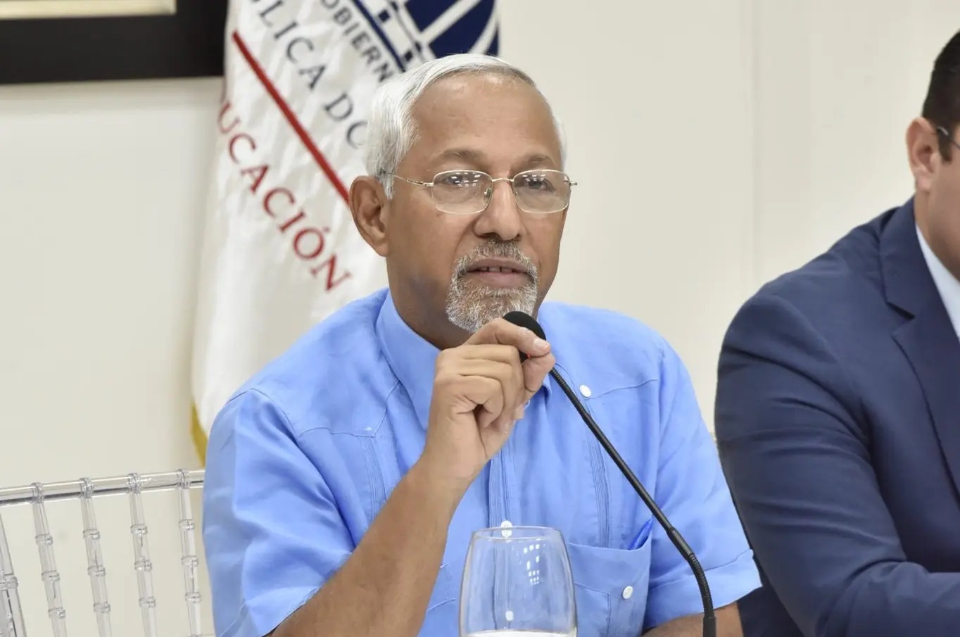 Ministro dice que desde hace 25 años no se exige acta para inscribir estudiantes
