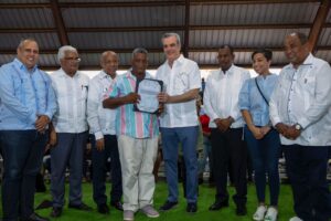 Presidente Abinader entrega más de 300 títulos de propiedad en Montecristi;