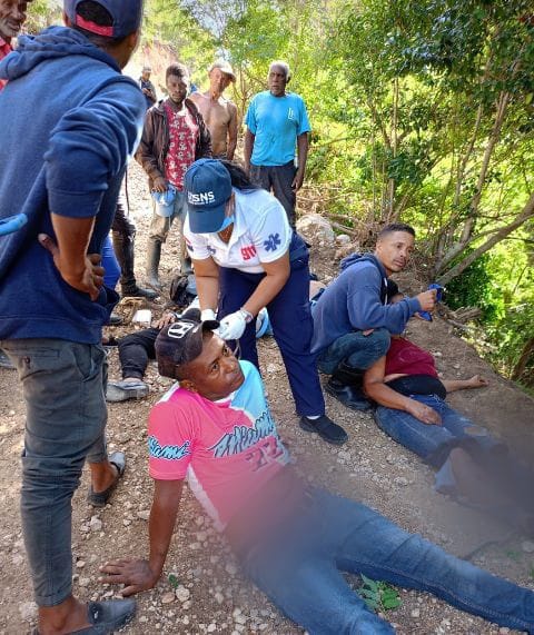 Un muerto y cinco heridos tras volcarse camioneta se dirigía a Yabonico
