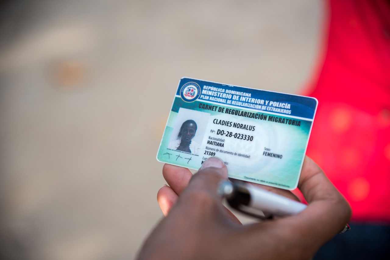 Autoridades apresan hombre se pasaba como agente de Migración y vendía carnets falsos a haitianos ilegales