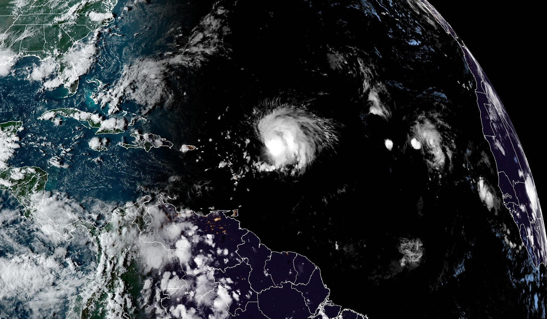 El huracán Lee baja a categoría 3 pero se espera que gane fuerza a partir del domingo