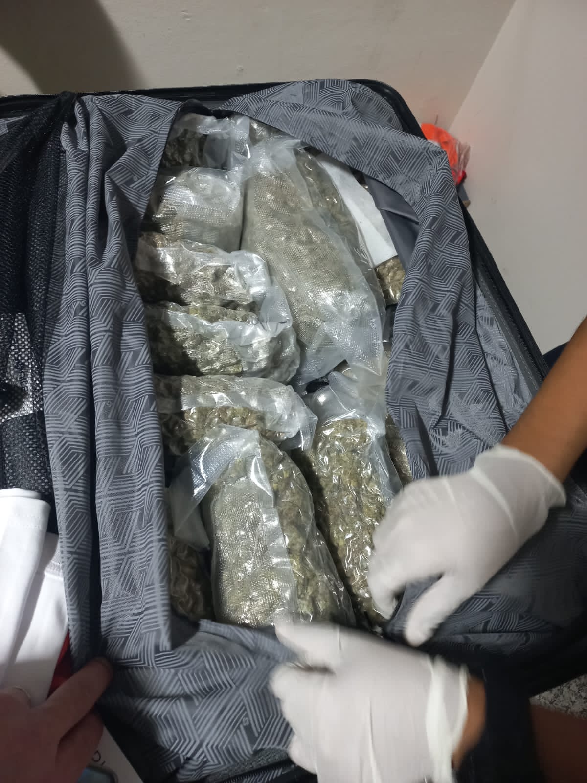 Detienen mujer con 45 paquetes de presunta marihuana y otras sustancias en el AILA