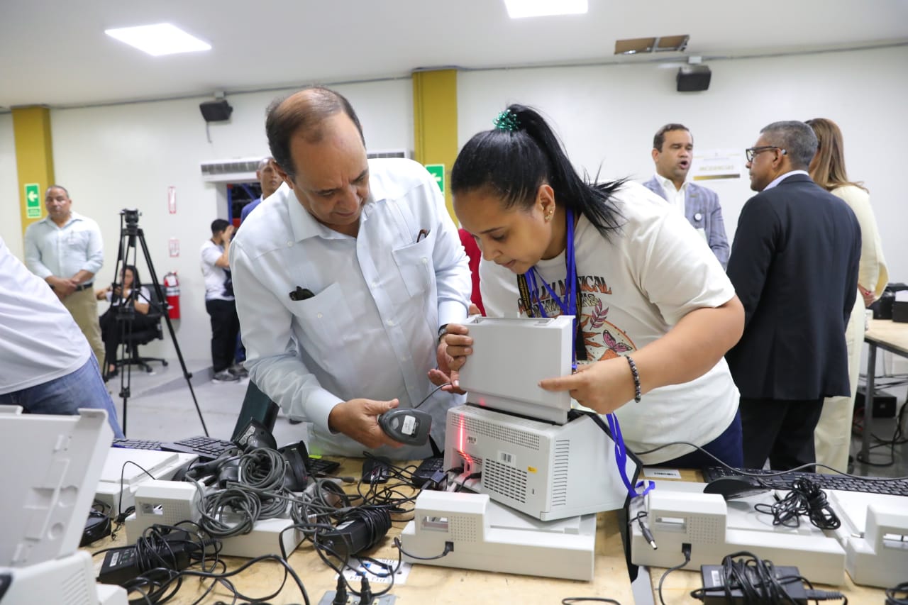 JCE inicia proceso de clonado de equipos a usar en primarias del PRM
