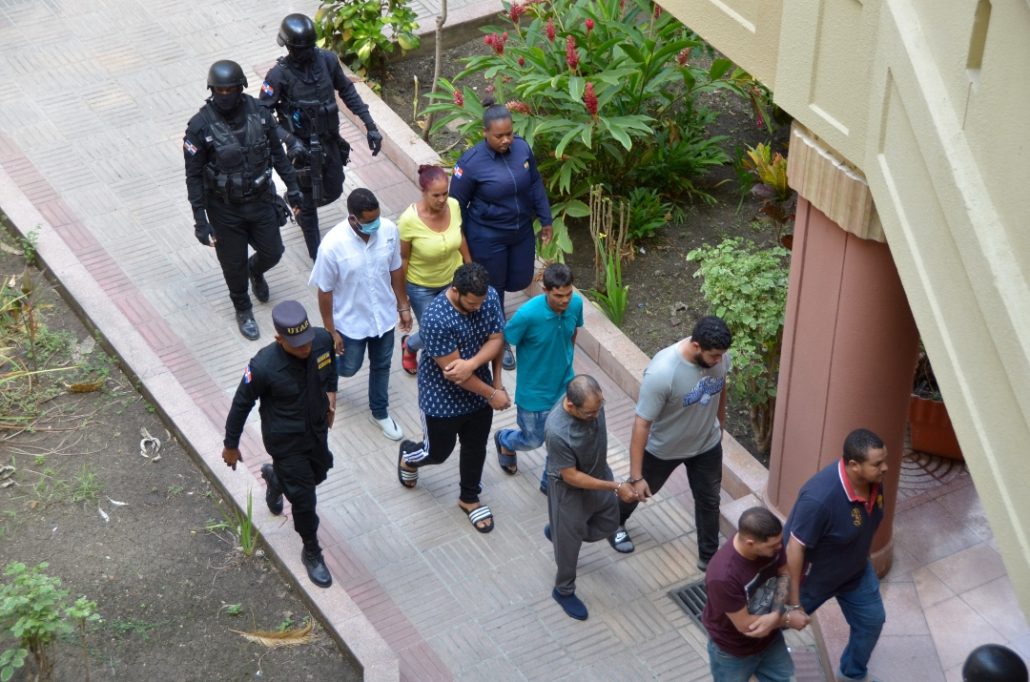 Aplazan audiencia de coerción contra miembros de red de venta ilegal de armas