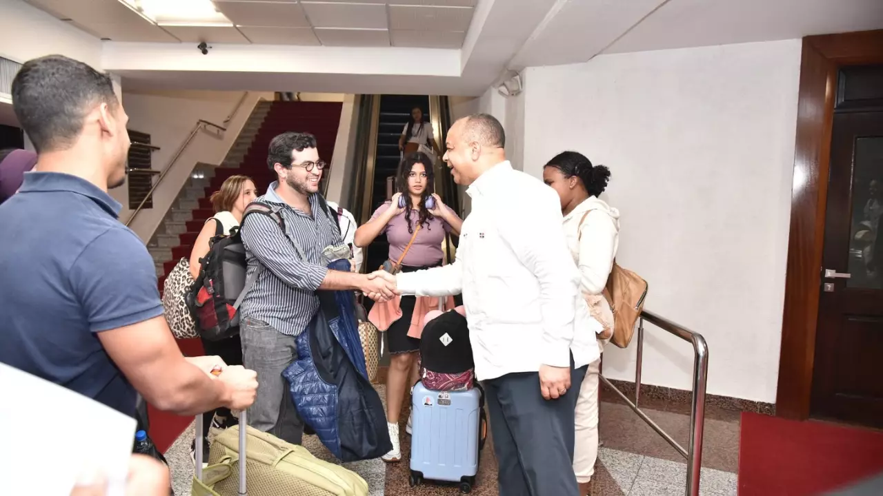 Llegan al país diez dominicanos evacuados desde Israel