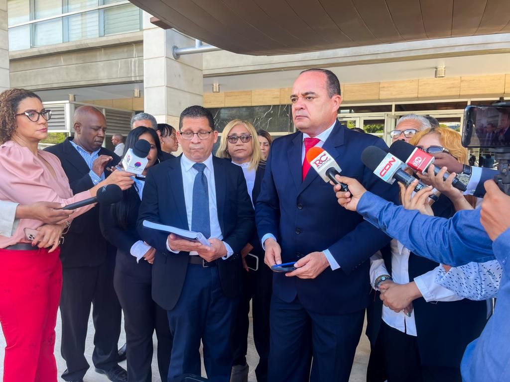 Surun Hernández garantiza manejo transparente de recursos del Colegio de Abogados
