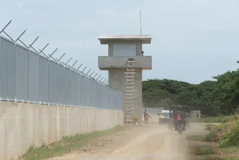 Rd inaugura primer tramo de muro fronterizo con Haití