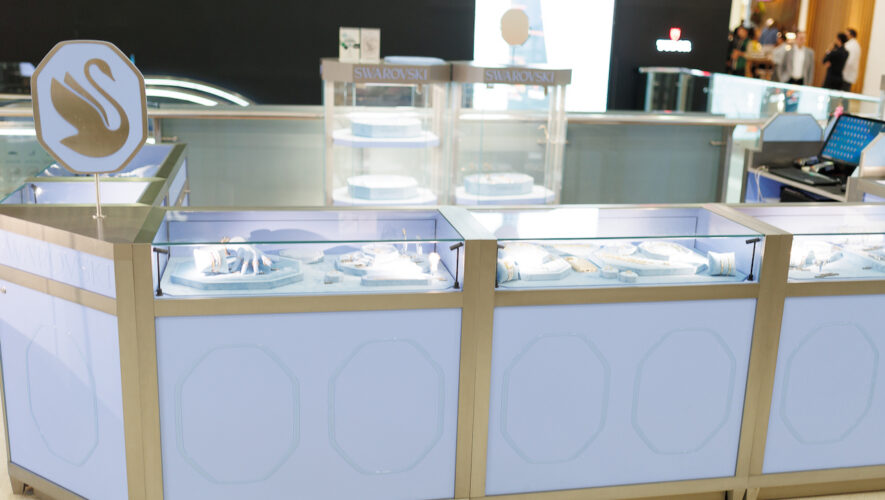 Swarovski apertura su renovada tienda de BlueMall; presenta nueva colección de lentes de sol