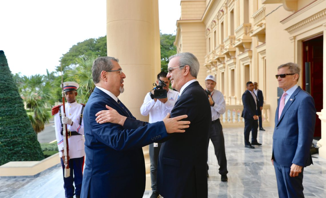 Abinader recibe en el Palacio Nacional al presidente electo de Guatemala