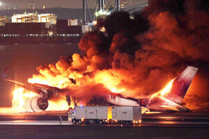 Confirman cinco muertos tras el choque de dos aviones en Tokio