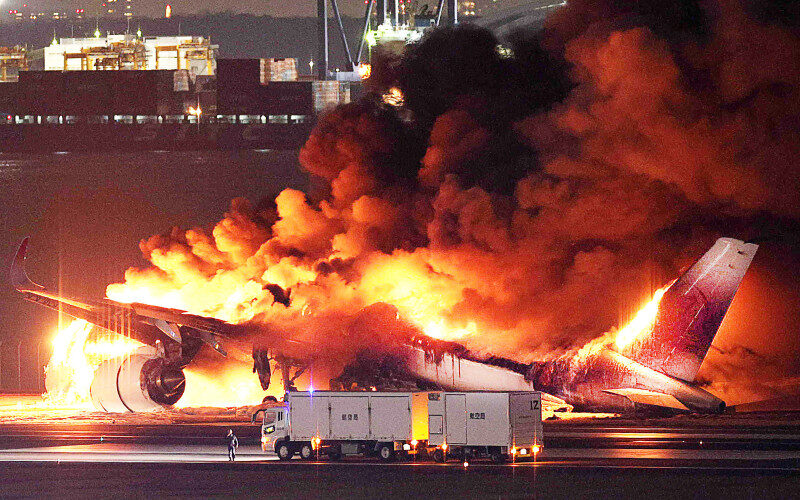Confirman cinco muertos tras el choque de dos aviones en Tokio