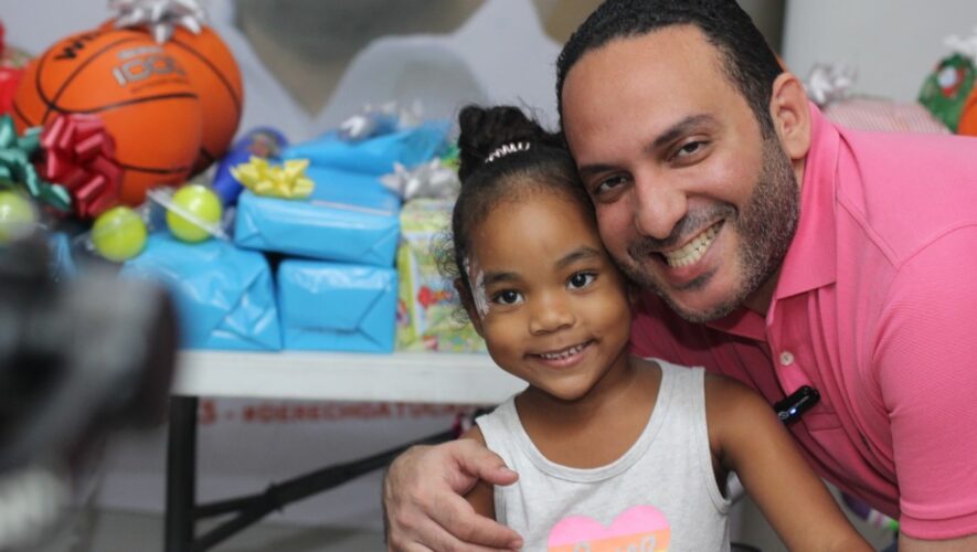 Candidato a regidor entrega juguetes a niños del DN por Día de Reyes