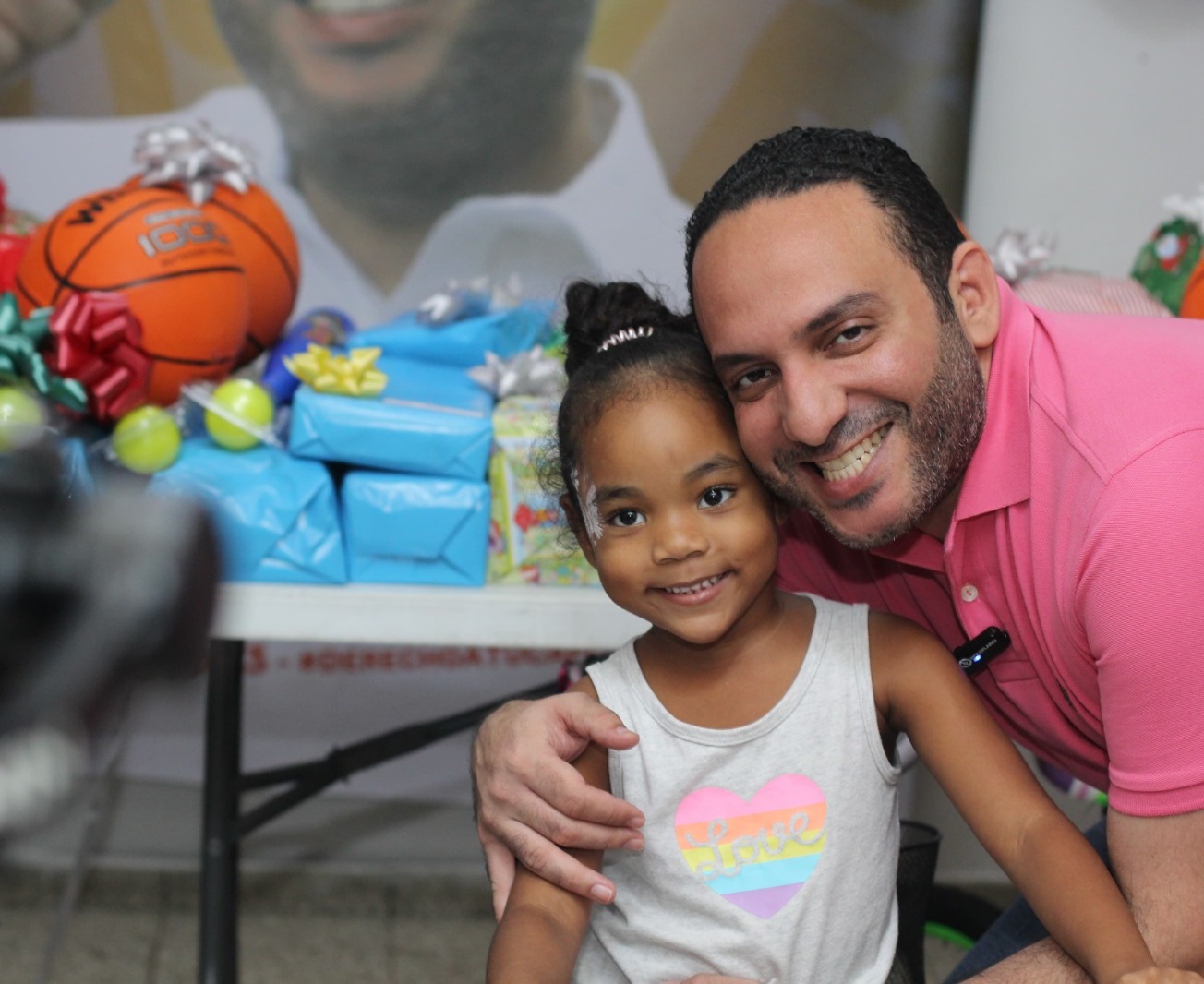 Candidato a regidor entrega juguetes a niños del DN por Día de Reyes