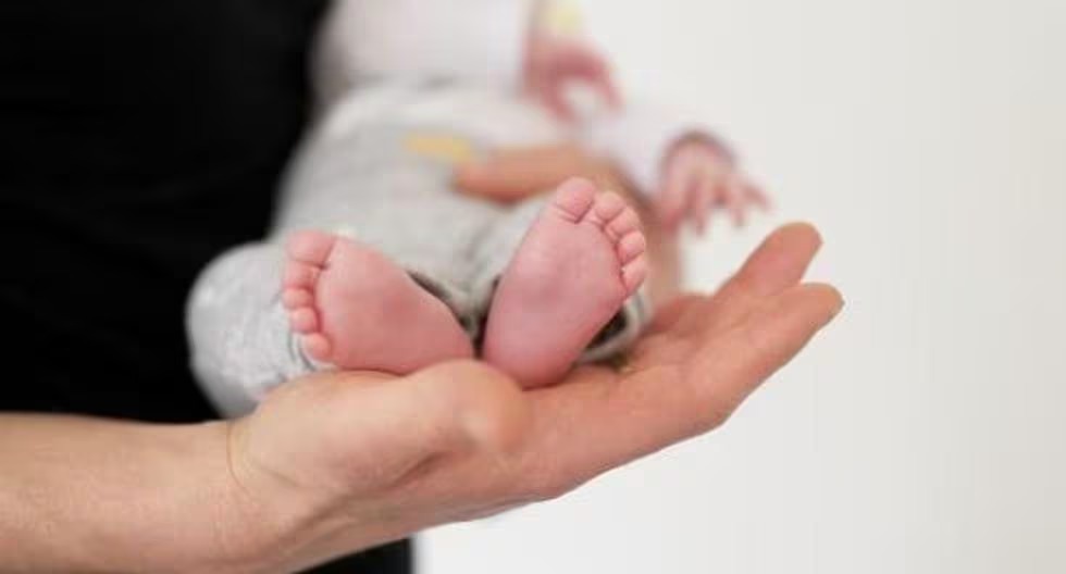 Niña de 7 días de nacido habría sido vendida por su madre en Baní; PN la recupera