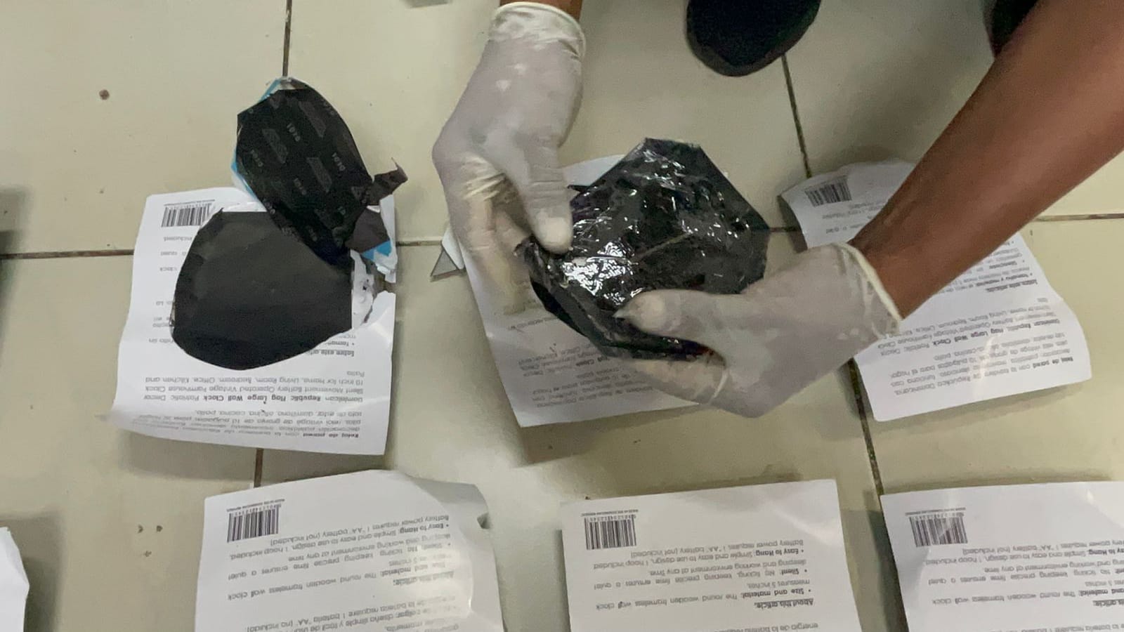 Autoridades frustran el envío a Europa de cocaína oculta en relojes y en un portaplanos
