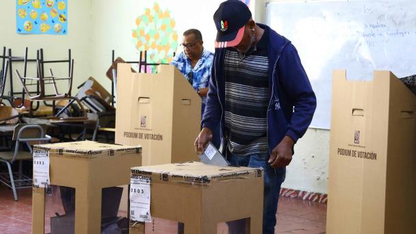Abren los colegios electorales dominicanos para comicios legislativos y presidenciales