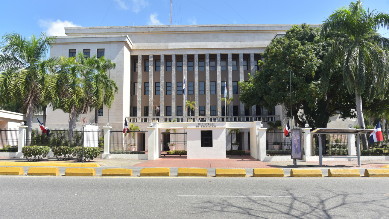 Anuncian aumento del 8% a salario de maestros tras manifestaciones ADP