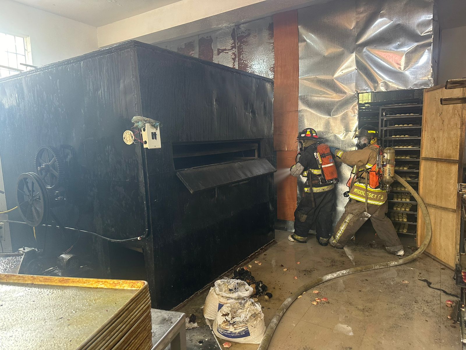 Varios heridos tras incendio de panadería, en La Vega