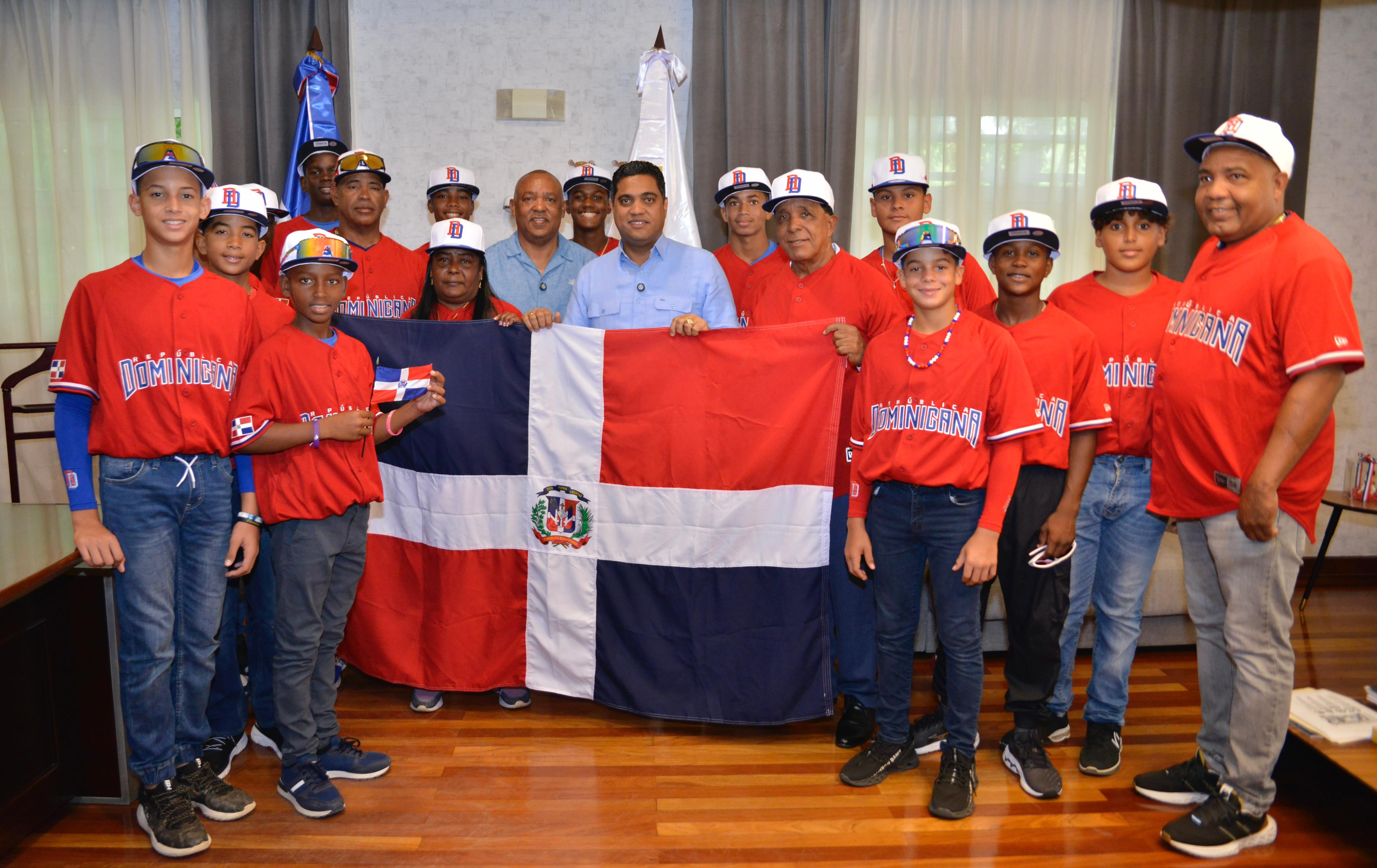 Kelvin Cruz entrega Bandera Nacional selección béisbol U12