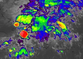 Persisten las lluvias este martes debido a vaguada y acercamiento de onda tropical