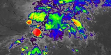 Persisten las lluvias este martes debido a vaguada y acercamiento de onda tropical
