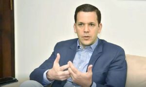 Allanan vivienda de Hugo Beras; abogada dice no le permiten verlo