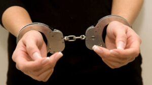 Arrestan mujer por robo de RD$250,000, en Santiago