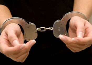 Arrestan mujer por robo de RD$250,000, en Santiago