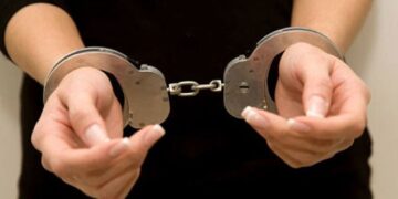 Arrestan mujer por robo de RD$250,000, en Santiago
