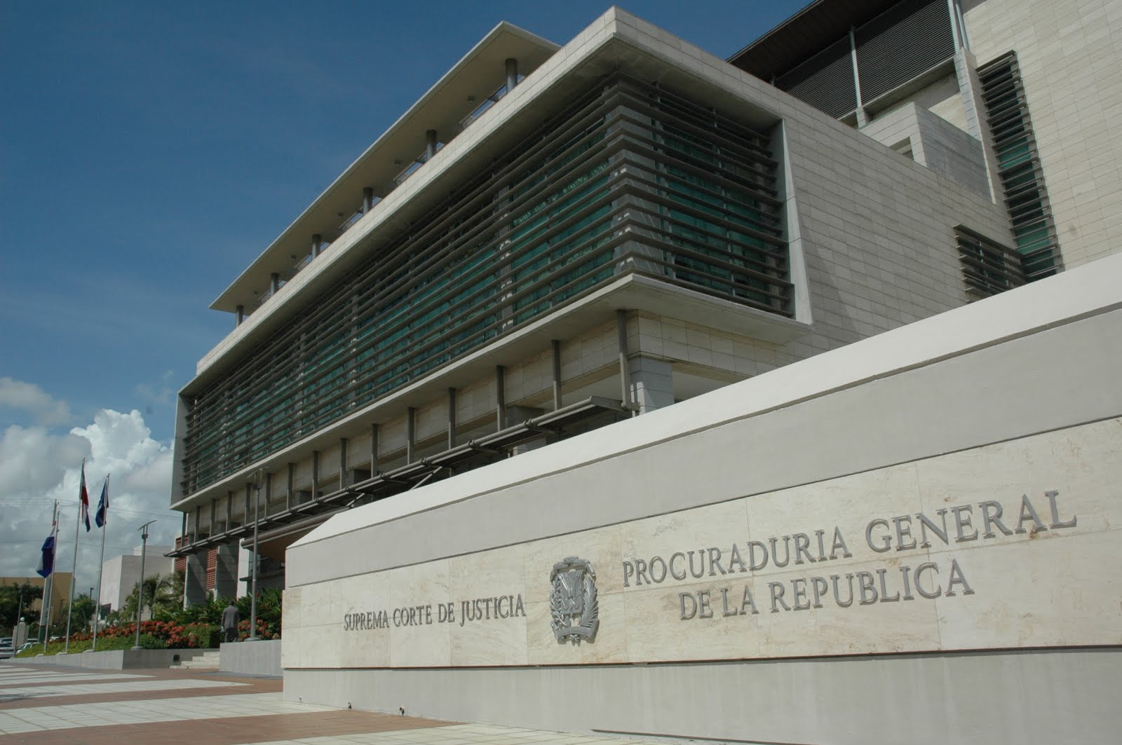 Fiscalía deposita acusación contra 13 imputados en operación Colibrí