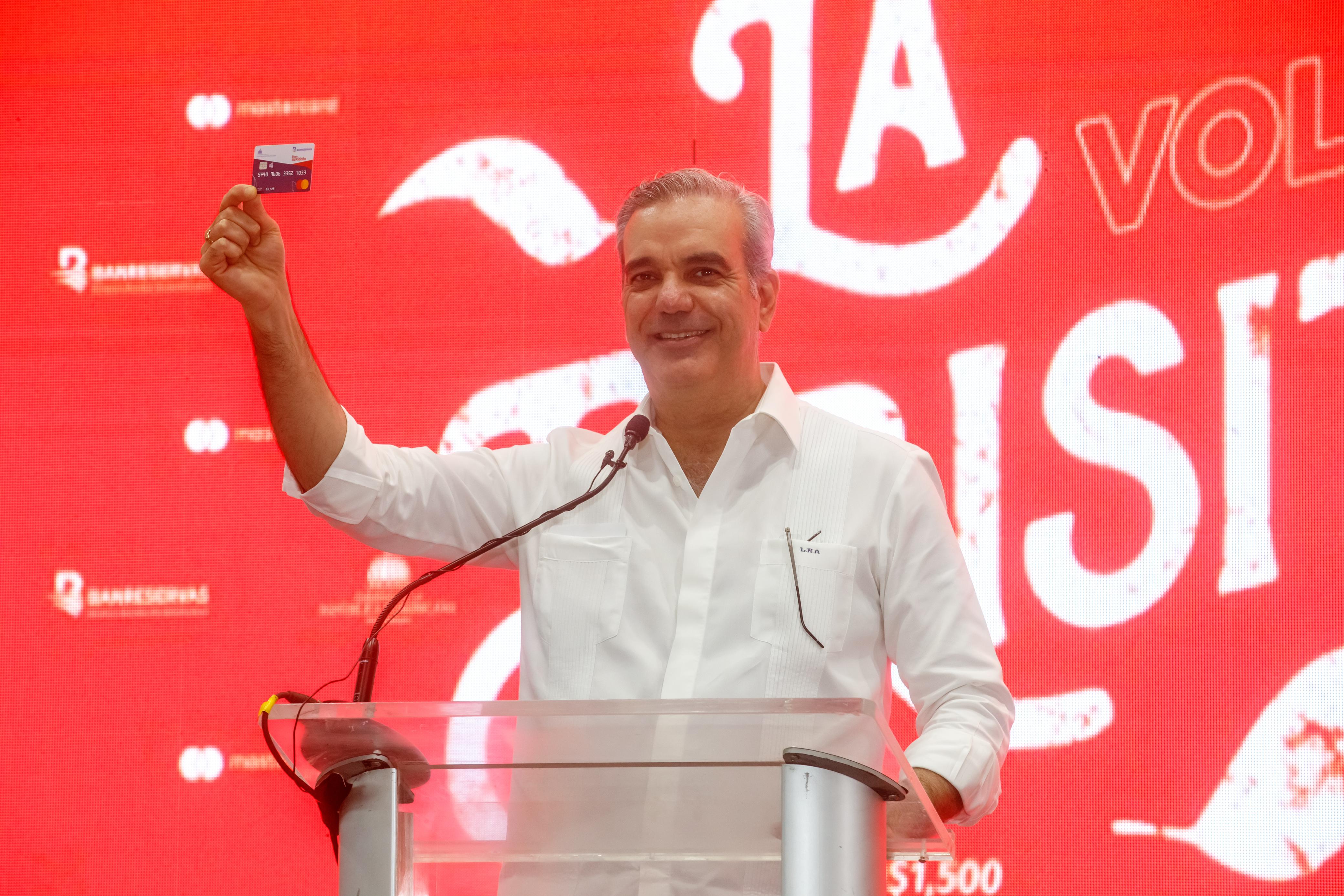 Presidente Abinader proclama “Ya llegó la Brisita" con la entrega de 3 millones de bonos navideños