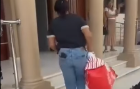 Madre indignada lanza osamenta de su hija en la fiscalía de Higüey