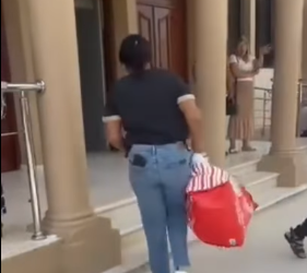 Madre indignada lanza osamenta de su hija en la fiscalía de Higüey