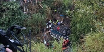 Aumentan a más de 40 los fallecidos en accidente de bus que cayó de un puente en Guatemala