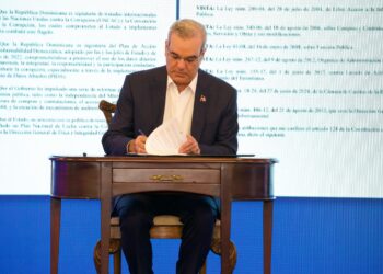 Abinader firma decreto que crea Comisión Presidencial para establecer el Sistema Nacional de Transparencia y Anticorrupción
