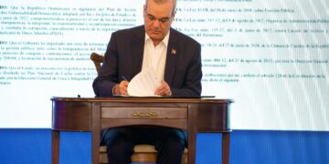 Abinader firma decreto que crea Comisión Presidencial para establecer el Sistema Nacional de Transparencia y Anticorrupción