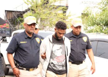 Se entrega teniente que era buscado por la muerte de su pareja y suegra, en La Vega