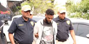 Se entrega teniente que era buscado por la muerte de su pareja y suegra, en La Vega