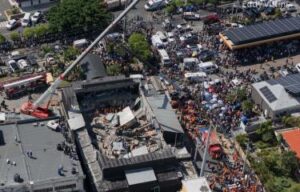 Los muertos en el accidente ocurrido en la madrugada del martes, al desplomarse el techo de una reconocida discoteca en Santo Domingo, se incrementaron a 124, según el Centro de Operaciones de Emergencias (COE). En tanto, el número de rescatados, trasladados a distintos hospitales, totaliza 155, dijo en rueda de prensa el director del COE, el general Juan Manuel Méndez. El siniestro en la discoteca Jet Set ocurrió mientras actuaba el merenguero Rubby Pérez, cuyo cadáver fue recuperado en la madrugada de este miércoles. Méndez dijo en rueda de prensa que los trabajos de rescate, en los que participan más de 300 brigadista de más de 22 instituciones públicas, podrían extenderse entre 24 y 36 horas más. En la rueda de prensa también estuvo el ministro de Salud, Víctor Atallah, quien anunció una comisión para dar asistencia emocional a familiares de los afectados tanto en los alrededores de la discoteca como en el Instituto Nacional de Ciencias Forenses (Inacif). Hasta el momento, ni las autoridades ni la administración de la discoteca, uno de los principales centros nocturnos del país, han informado el número exacto de personas que se encontraban en el lugar en el momento del accidente, que ha consternado al país. El presidente dominicano, Luis Abinader, decretó tres días de duelo oficial (8, 9 y 10 de abril), por lo que estas jornadas la bandera nacional ondeará a media asta en los recintos militares y edificios públicos de todo el país.