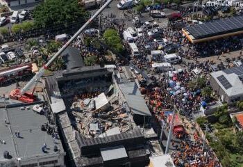 Los muertos en el accidente ocurrido en la madrugada del martes, al desplomarse el techo de una reconocida discoteca en Santo Domingo, se incrementaron a 124, según el Centro de Operaciones de Emergencias (COE). En tanto, el número de rescatados, trasladados a distintos hospitales, totaliza 155, dijo en rueda de prensa el director del COE, el general Juan Manuel Méndez. El siniestro en la discoteca Jet Set ocurrió mientras actuaba el merenguero Rubby Pérez, cuyo cadáver fue recuperado en la madrugada de este miércoles. Méndez dijo en rueda de prensa que los trabajos de rescate, en los que participan más de 300 brigadista de más de 22 instituciones públicas, podrían extenderse entre 24 y 36 horas más. En la rueda de prensa también estuvo el ministro de Salud, Víctor Atallah, quien anunció una comisión para dar asistencia emocional a familiares de los afectados tanto en los alrededores de la discoteca como en el Instituto Nacional de Ciencias Forenses (Inacif). Hasta el momento, ni las autoridades ni la administración de la discoteca, uno de los principales centros nocturnos del país, han informado el número exacto de personas que se encontraban en el lugar en el momento del accidente, que ha consternado al país. El presidente dominicano, Luis Abinader, decretó tres días de duelo oficial (8, 9 y 10 de abril), por lo que estas jornadas la bandera nacional ondeará a media asta en los recintos militares y edificios públicos de todo el país.