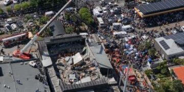 Los muertos en el accidente ocurrido en la madrugada del martes, al desplomarse el techo de una reconocida discoteca en Santo Domingo, se incrementaron a 124, según el Centro de Operaciones de Emergencias (COE). En tanto, el número de rescatados, trasladados a distintos hospitales, totaliza 155, dijo en rueda de prensa el director del COE, el general Juan Manuel Méndez. El siniestro en la discoteca Jet Set ocurrió mientras actuaba el merenguero Rubby Pérez, cuyo cadáver fue recuperado en la madrugada de este miércoles. Méndez dijo en rueda de prensa que los trabajos de rescate, en los que participan más de 300 brigadista de más de 22 instituciones públicas, podrían extenderse entre 24 y 36 horas más. En la rueda de prensa también estuvo el ministro de Salud, Víctor Atallah, quien anunció una comisión para dar asistencia emocional a familiares de los afectados tanto en los alrededores de la discoteca como en el Instituto Nacional de Ciencias Forenses (Inacif). Hasta el momento, ni las autoridades ni la administración de la discoteca, uno de los principales centros nocturnos del país, han informado el número exacto de personas que se encontraban en el lugar en el momento del accidente, que ha consternado al país. El presidente dominicano, Luis Abinader, decretó tres días de duelo oficial (8, 9 y 10 de abril), por lo que estas jornadas la bandera nacional ondeará a media asta en los recintos militares y edificios públicos de todo el país.
