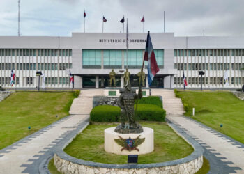 Ministerio de Defensa prohíbe a militares portar armas en colmados, bares y discotecas