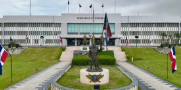 Ministerio de Defensa prohíbe a militares portar armas en colmados, bares y discotecas