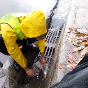Alcaldía del DN intensifica limpieza de imbornales y filtrantes por fuertes lluvias