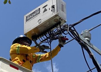 Edeeste continúa desmantelando conexiones ilegales en sectores del DN y SDE