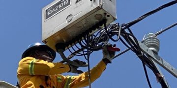 Edeeste continúa desmantelando conexiones ilegales en sectores del DN y SDE