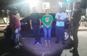 Raso de la FARD fue detenido con una haitiana indocumentada en el baúl de un vehículo en Las Matas de Farfán